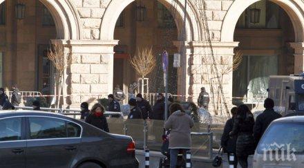 първо пик тарашат шератон съмнение крият терористи акцията свързана плячкосаната кола американското посолство обновена