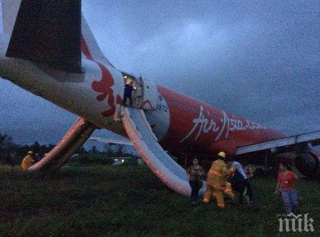 Възобновиха издирването на отломките на самолета на AirAsia