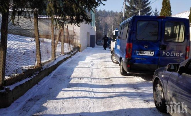 Синът на арестуваната за мокри поръчки Мила Георгиева с Мерцедес за 500 бона! Двамата ръководели група за чупене на ръце!