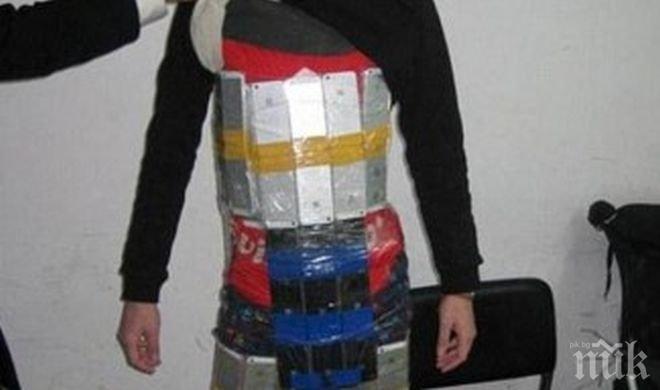 Митничари спипаха китаец с 94 iPhone-а, залепени за него (снимки)