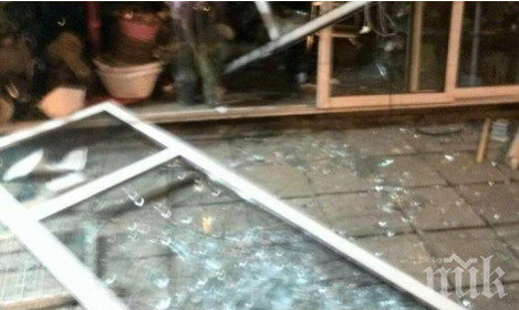 Два опела се блъснаха, помляха цял пазар във Варна