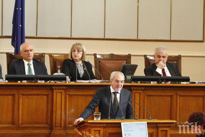 Местан: Каракачанов скочи от ОДС при Ковачки, а сега е при Симеонов, за да се вреди в парламента
