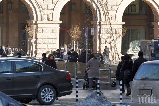 ПЪРВО в ПИК! Тарашат Шератон по съмнение, че там се крият терористи! Акцията е свързана с плячкосаната кола на Американското посолство! (обновена)