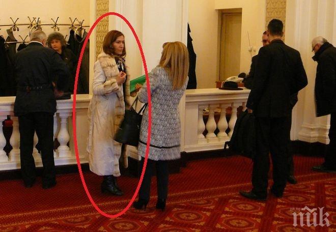 Само в ПИК! Министър Ангелкова се разходи в парламента с новото палто, което възмути природозащитници! То обаче не било от норка...