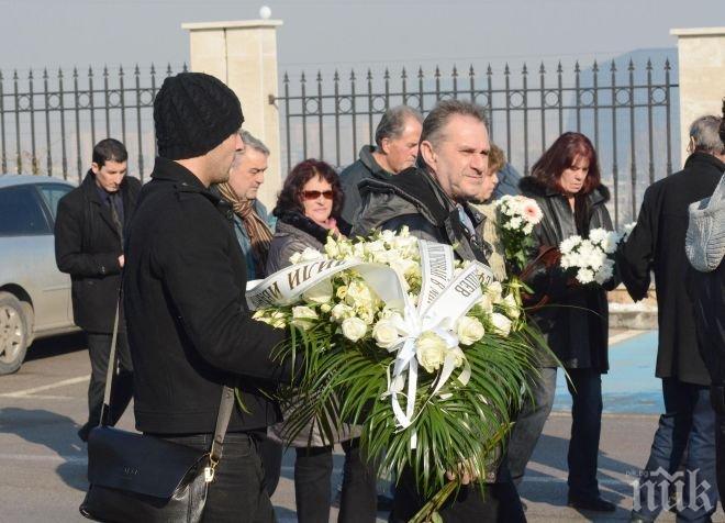 Погребаха импресариото на Лили Иванова, тя не се появи (снимки)