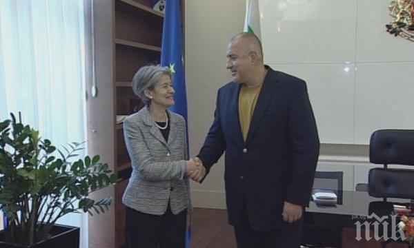 Протестна мрежа иска гея Тафров за шеф на ООН. Прави чест на Борисов, че подкрепя Бокова. Нормалните българи трябва да я подкрепят, въпреки скепсиса към семейството й