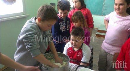 деца месиха обредни хлябове изработваха кукерски маски пернишко