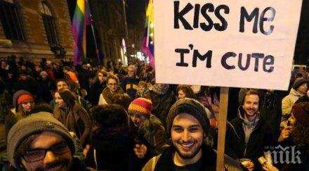 унижена лесбийска двойка изкара хиляди улиците виена