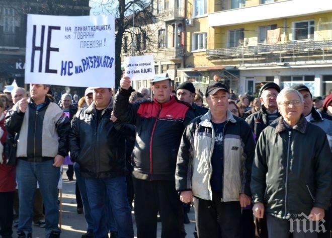 Синдикалист от БДЖ поиска държавата да инвестира в дружеството на протест в Г. Оряховица