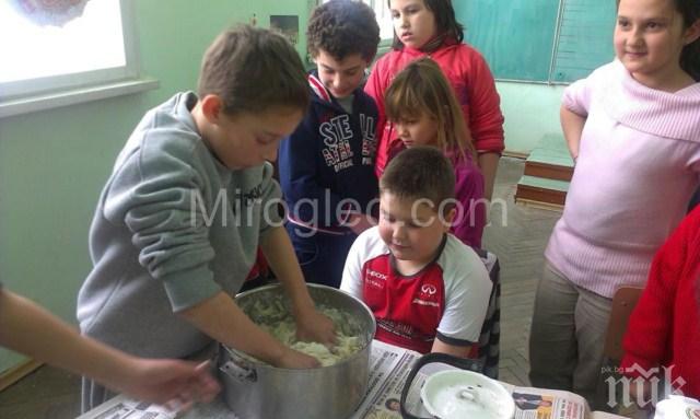 Деца месиха обредни хлябове и изработваха кукерски маски в Пернишко