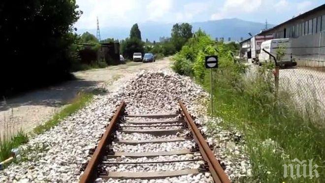 Клошари подпалиха административната част на товарна жп гара в Сливен