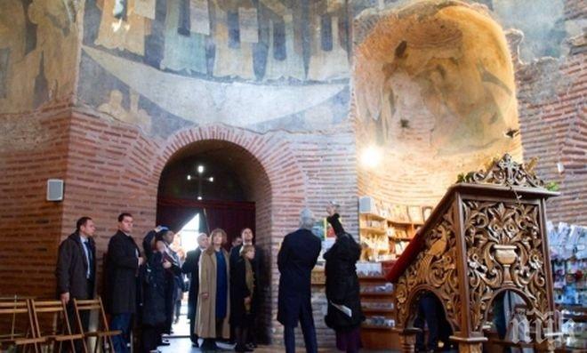 Джон Кери разгледа Ротондата и закусва с Филип Хамънд 