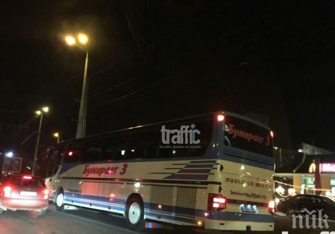 Шок! Автобус се движи с бясна скорост по тъмно в центъра на Пловдив (видео)