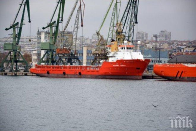 Драма на Пристанище Варна! Моряк почина, медиците отказали да се качат на кораб под турски флаг