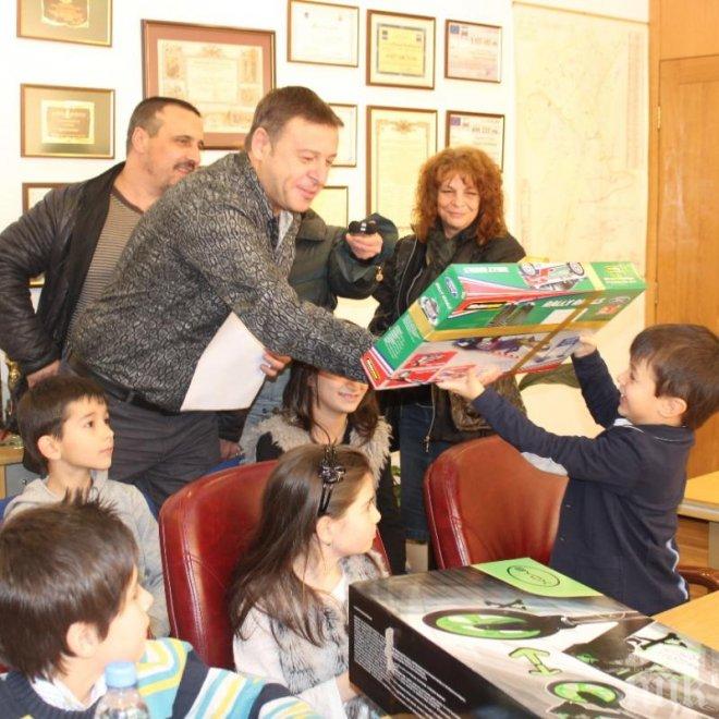Кметът на Благоевград награди децата с най-искрени писма до Дядо Коледа