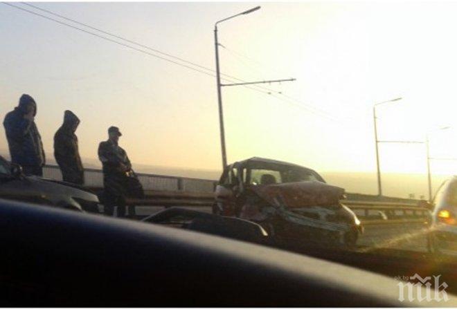 Две катастрофи затапиха Аспаруховия мост във Варна (обновена)