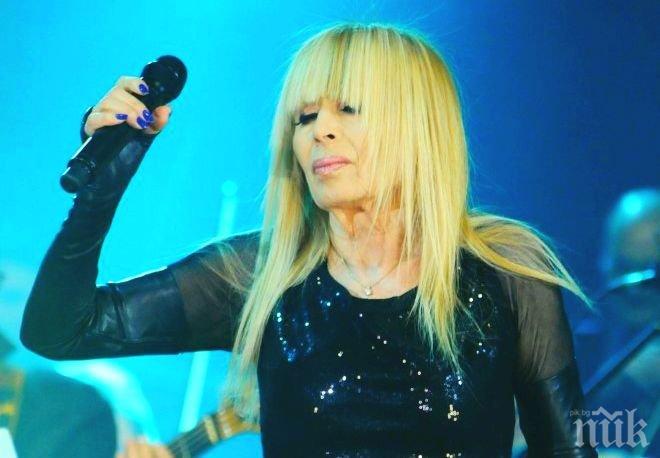 Невероятен лукс! Вижте позлатените мебели на Лили Иванова (снимки)