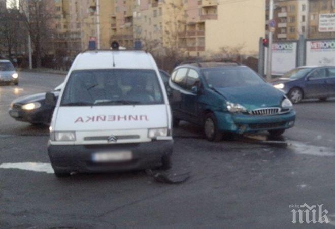 Автомобил удари линейка с арестанти в столицата