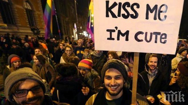 Унижена лесбийска двойка изкара хиляди по улиците на Виена