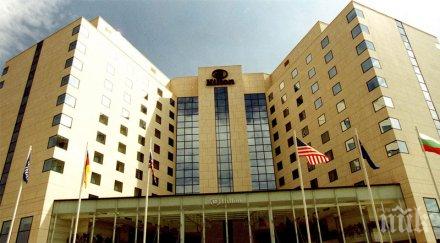 три коли удариха хотел хилтън