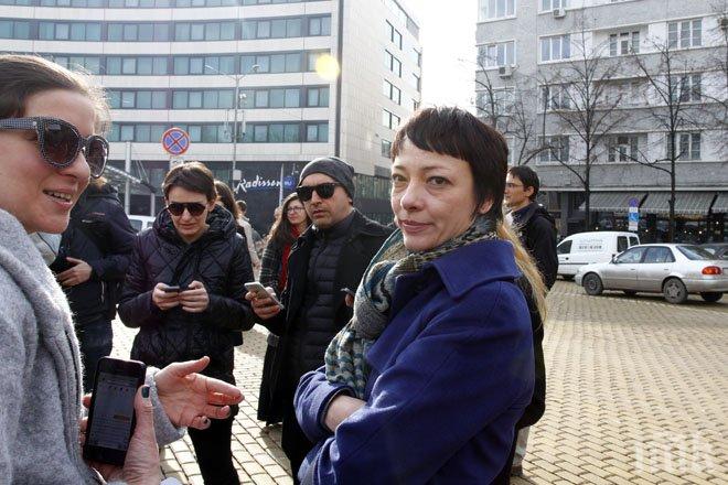 Търговецът на вибратори се изтъпани на протеста срещу Стоян Мавродиев! Прокопиева отказа да говори пред ПИК за милионите (снимки)