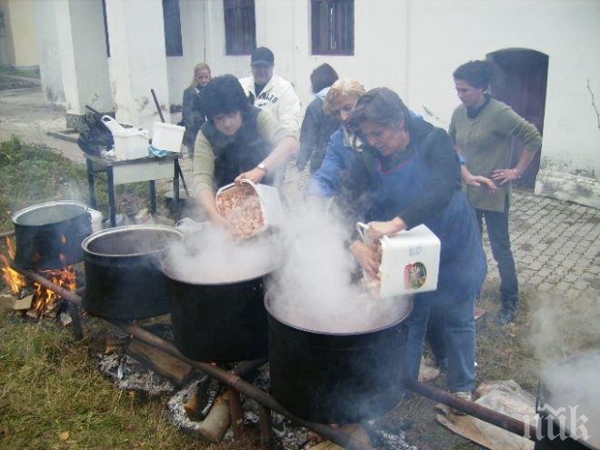 В Димитровград дадоха курбан за Атанасовден 
