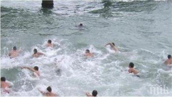 Руснаци се потопиха в морето за Богоявление по стар стил