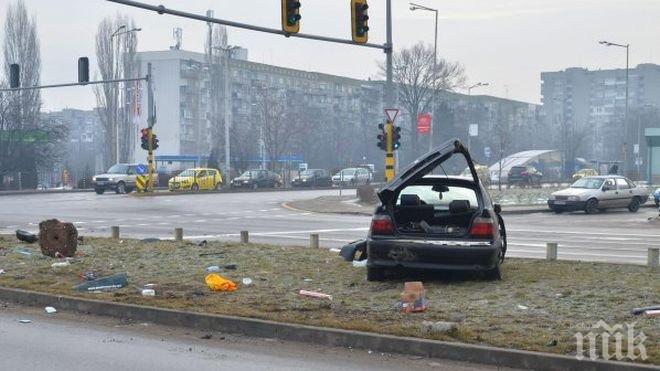 Зрелищна катастрофа! БМВ се разпиля насред булевард в столицата (снимки)