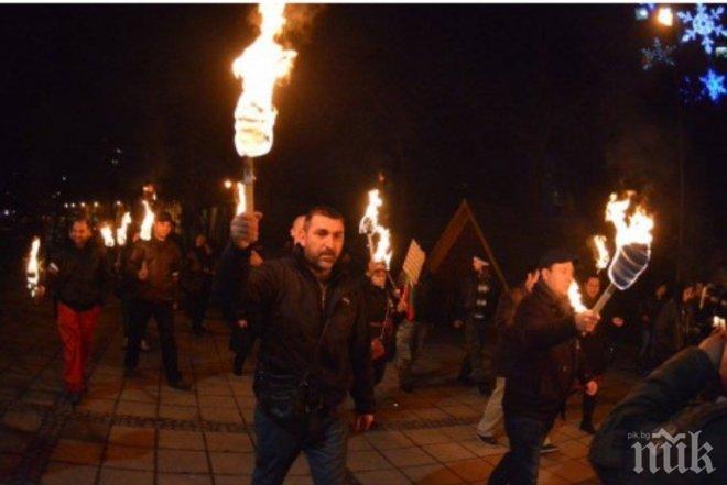 Варненци се вдигнаха на факелно шествие срещу терора (снимки)