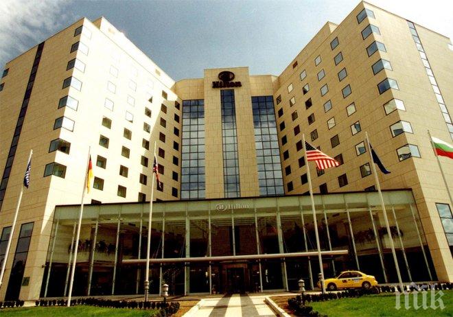 Три коли се удариха пред хотел Хилтън