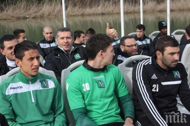 Шоу! Лудогорец пътува за тренировка с параход

