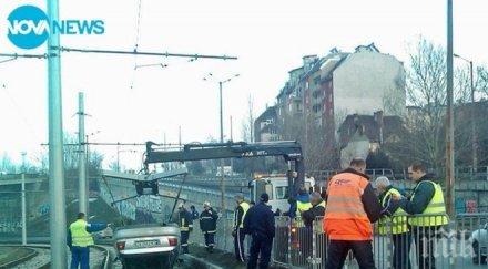 кола изхвърча булевард кацна таван трамвайните релси снимка