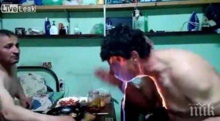 шок отчаян мъж пие горяща водка лицето гърдите пламват видео