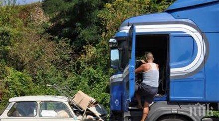 ужас пътя млад мъж загина челен сблъсък тир кола