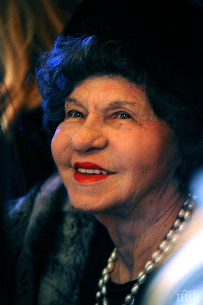 Неуморна! Мутафова тръгна на турне преди 93-я си рожден ден