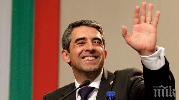 Сливен посрещна Плевнелиев с плакати: Ти си срам за нацията