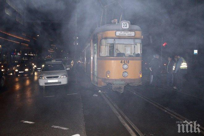 Жената, прегазена от трамвай в столицата, е в реанимация. Ще оперират другия пострадал