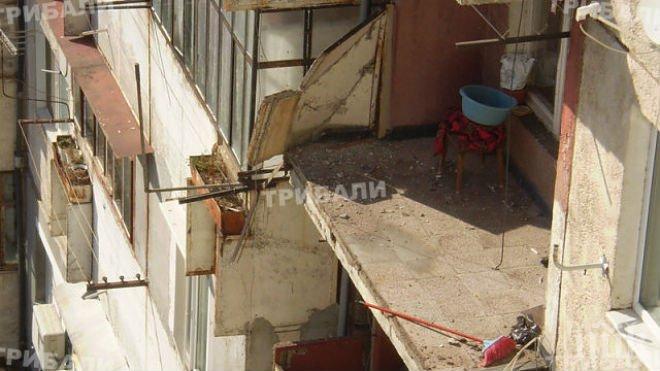 Ужас! Бетонна тераса рухна от седмия етаж (снимка)