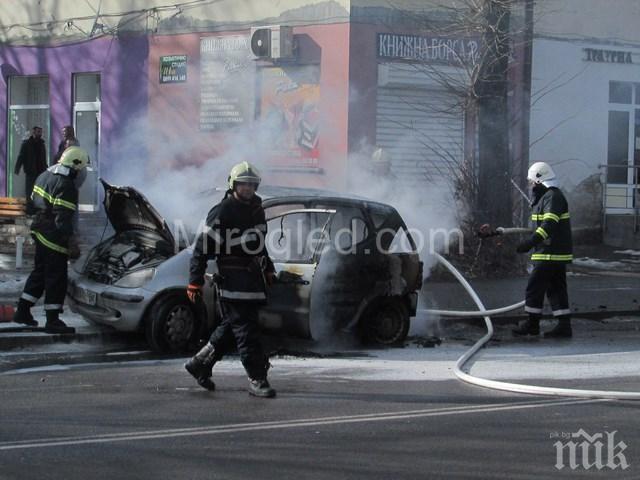Кола пламна като факла в центъра на Перник (снимки)