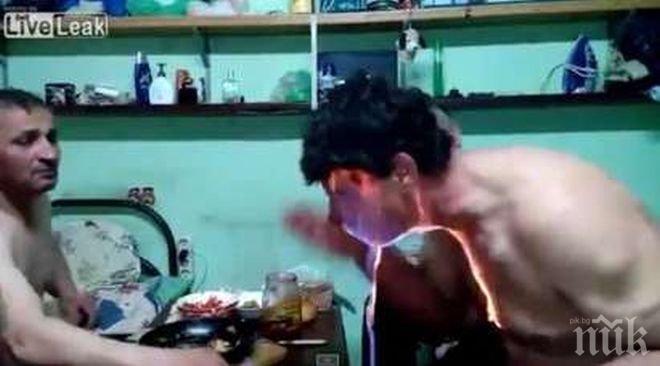 ШОК! Отчаян мъж пие горяща водка,  лицето и гърдите му пламват (видео)