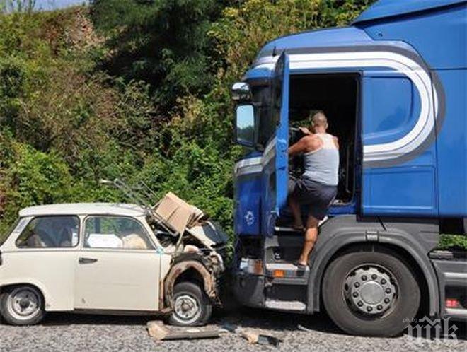 Ужас на пътя! Млад мъж загина при челен сблъсък на ТИР и кола