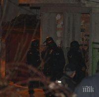 Извънредно! Психично болен откри стрелба в столичен квартал и се барикадира в къщата си (обновена)