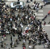 Стотина жители на село Баня протестираха срещу изграждането на ново сметище Стотина жители на село Баня протестираха срещу изграждането на ново сметище