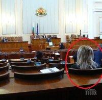 Шоу в ПИК! Ана Баракова изгледа стоически целия парламентарен контрол, гони рекорд по седене в залата, без да се изказва