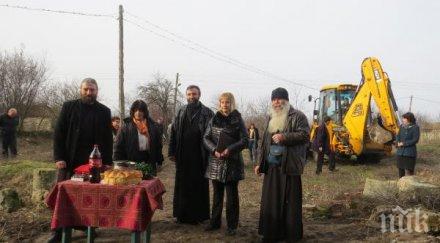 възстановяват църквата езерец