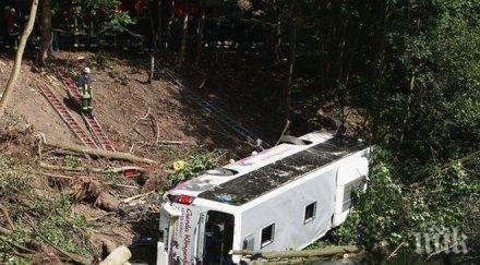 касапница души загинаха трима бяха ранени падане автобус пропаст