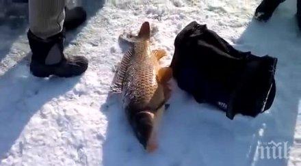 мъж удави време риболов пропадна леда езерото