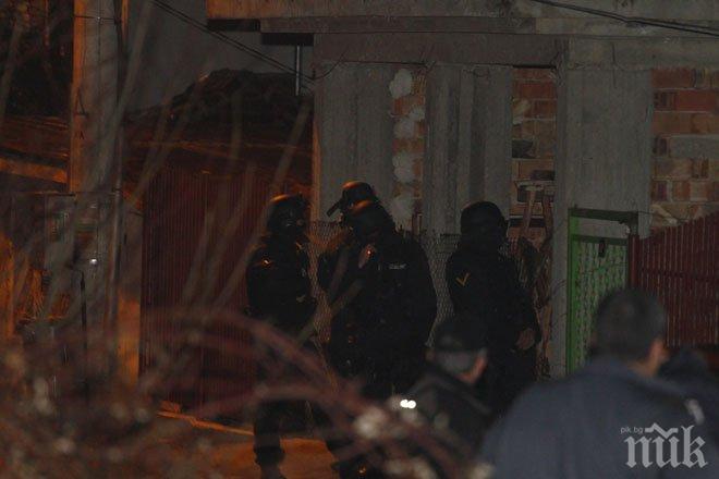 Извънредно! Психично болен откри стрелба в столичен квартал и се барикадира в къщата си (обновена)