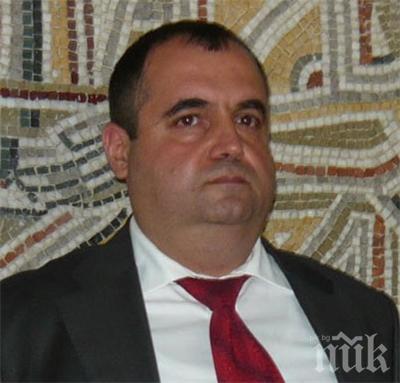 Шеф на болница отказа да напусне доброволно кабинета си, след като бе уволнен