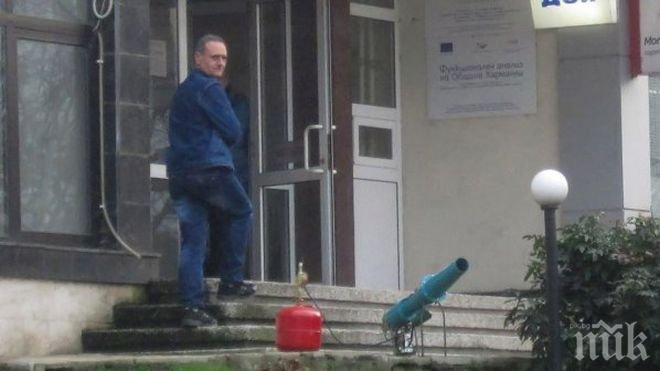 Плашат гарги с газово оръдие (снимка)